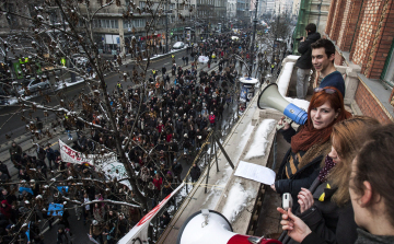 Hallgatói tiltakozás - Elindult a Középiskolai Hálózat menete a Parlament felé