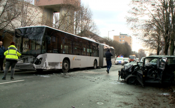 Busszal ütközött egy autó Győrben