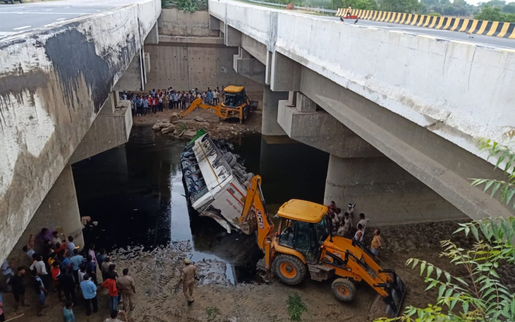 Közel harmincan meghaltak egy indiai buszbalesetben 