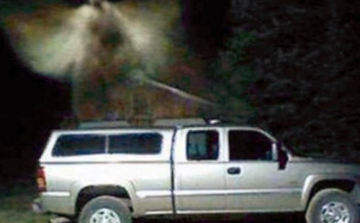 Lélegzetelállító! Egy angyal lebegett a teherautó felett