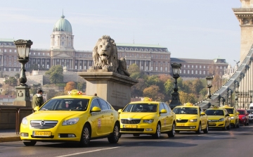 Megkéseltek, majd kiraboltak egy budapesti taxist