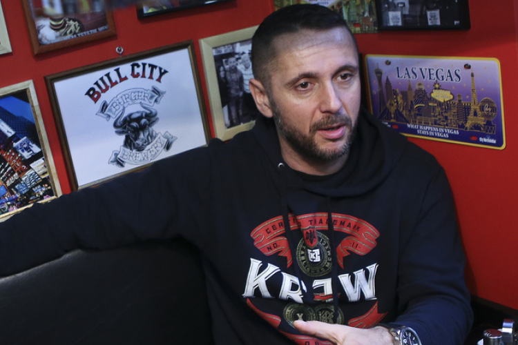 Majka otthagyja Curtist