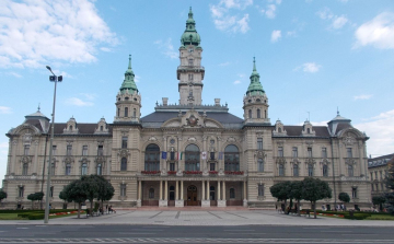 Tizenöt százalékos alapbéremelést jelentett be Dr. Dézsi Csaba András