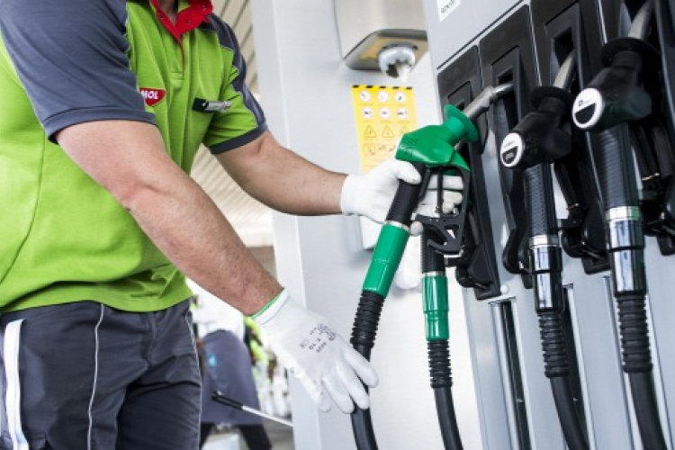 Mától olcsóbb lesz a benzin 