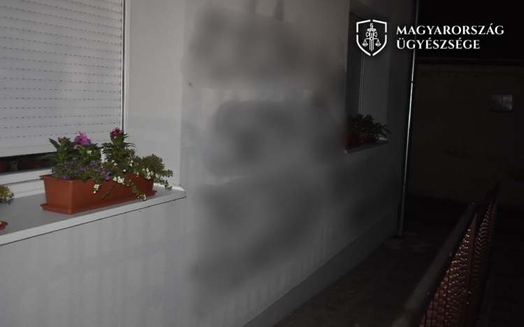 Fenyegető üzenetekkel firkálta össze a téti városházát egy 48 éves férfi