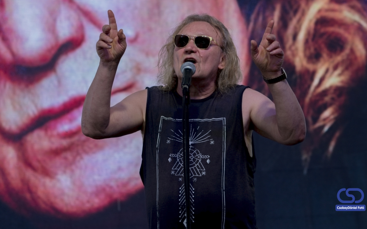 Charlie csomagja is nehéz volt Komáromig