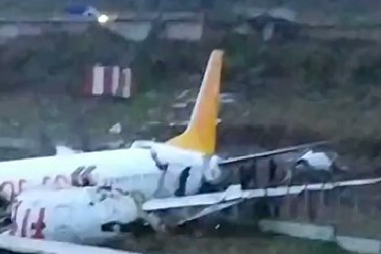 Túlfutott a kifutópályáról egy Boening repülőgép, darabokra tört 