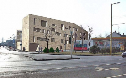 Tíz hónap börtönt kapott a rablókat ütlegelő rendőr