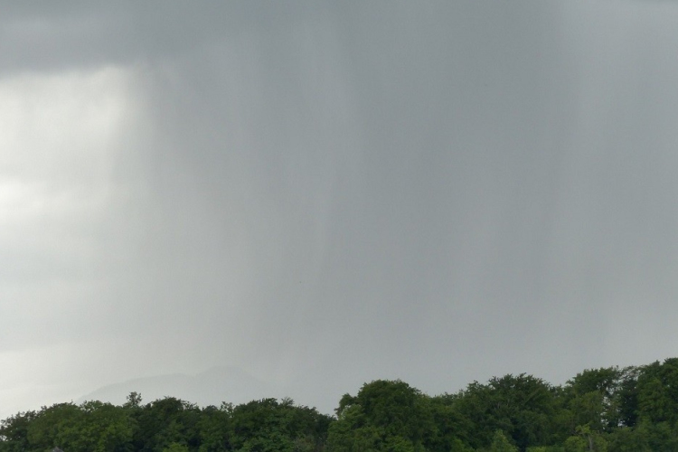 Lehűl a levegő és zápor, zivatar, valamint eső várható