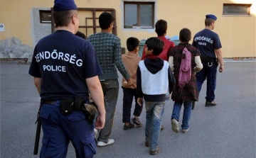 Két embercsempészt és öt illegális migránst fogtak Győrnél