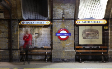 Metró alá zuhant egy kisbaba a babakocsiból édesanyjával