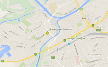 Felborult egy autó Győrben a belvárosban