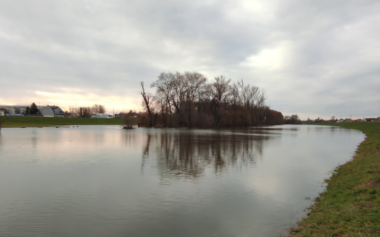 Autókat mentettek a megáradt Rábából