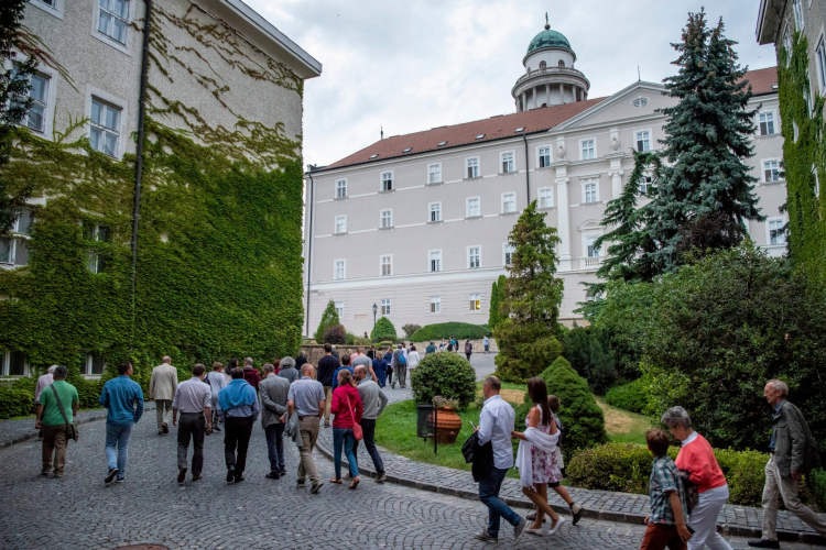 Program vasárnapra: bencés diákok mutatják meg a főapátságot