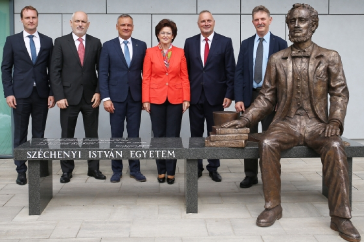 Egészalakos Széchenyi-szobrot avattak Győrben