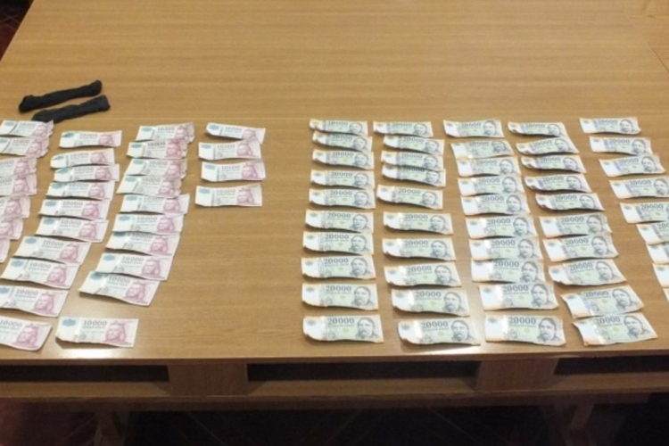 Több mint 1 millió forintot lopott egy nő