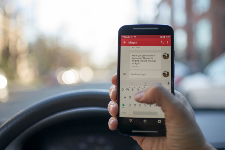 A vezetés közben mobilozókra csap le a rendőrség