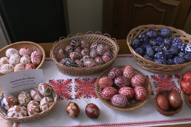 Így készülnek a batikolt húsvéti tojások