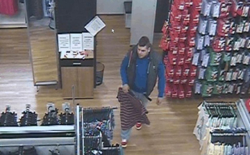 Több terméket lopott, rögzítette a kamera 