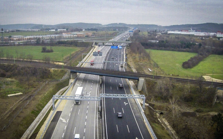 Elkezdődött az M1-es autópálya javítása Tatabányánál