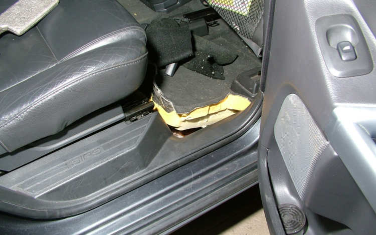 28 ezer darab drogtablettát rejtett el női ruhába