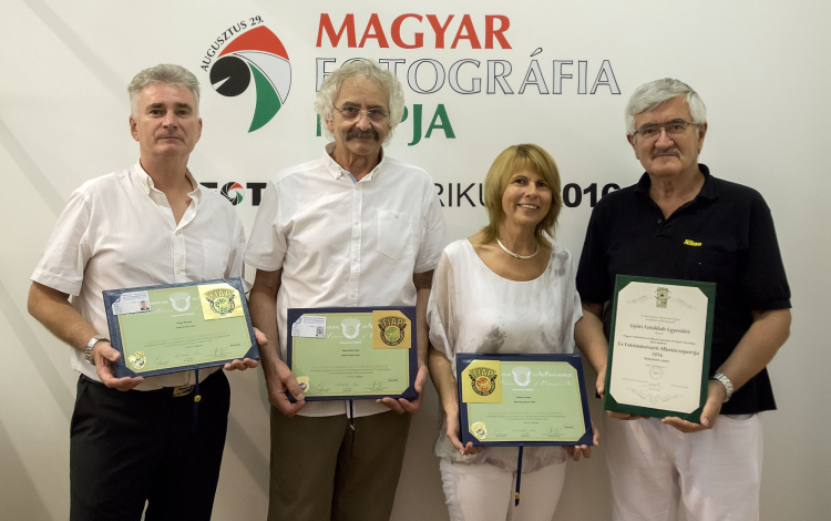 A Győri Fotóklub Egyesület nyerte el az Év fotóművészeti Alkotócsoportja Díjat.
