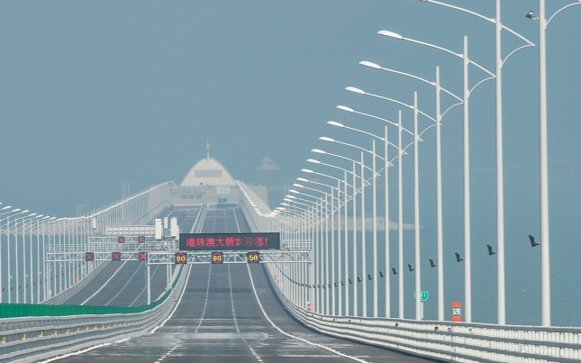 Nemsokára átadják a világ leghosszabb, 55 kilométeres tengeri hídját