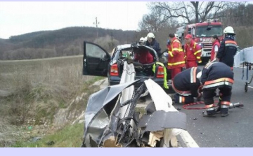 Szalagkorlátnak ütközött a győrújfalui férfi a 82-es főúton - Fotók