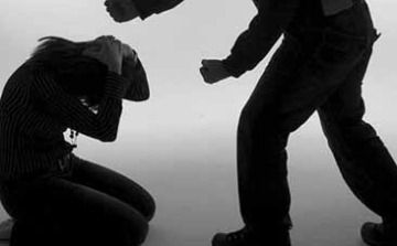 Bántalmazta, majd ellopta a nő kocsiját