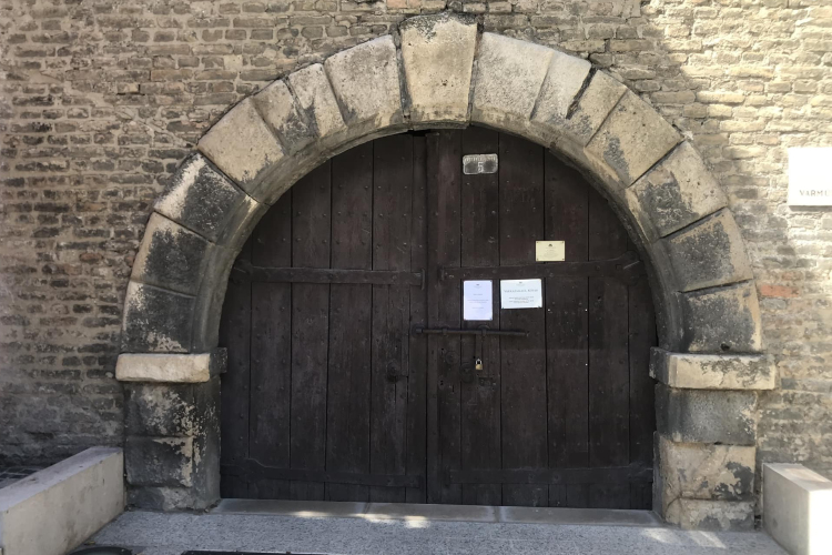 Holttestet találtak a Várkazamata udvarán