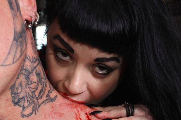 30 éve szívja a vért: havonta 2 liter a vámpírnő fejadagja