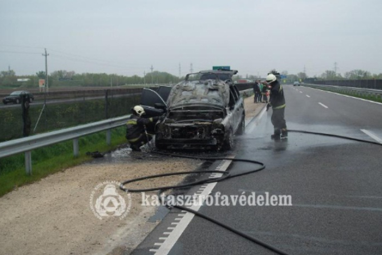 Kigyulladt egy autó - eredeti képekkel