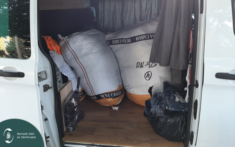 Zsákokban hozta a hamis ruhát