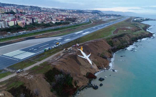 Majdnem a tengerben landolt a repülőgép, kimentették az utasokat