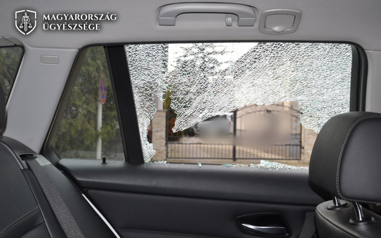 Csúzlival lőtte ki riválisa szélvédőjét a férfi