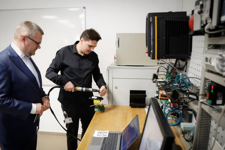 Másfél milliárdos fejlesztés a HBPO-nál