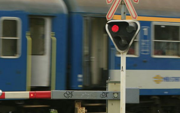 InterCity vonat személyautóval ütközött Kópháza térségében