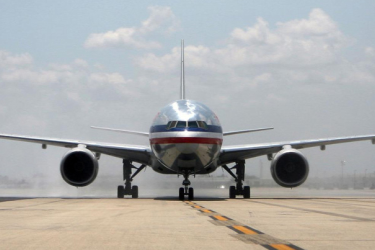 A repülőn folyt el a magzatvíze