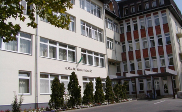 Kizuhant a kórház ablakán