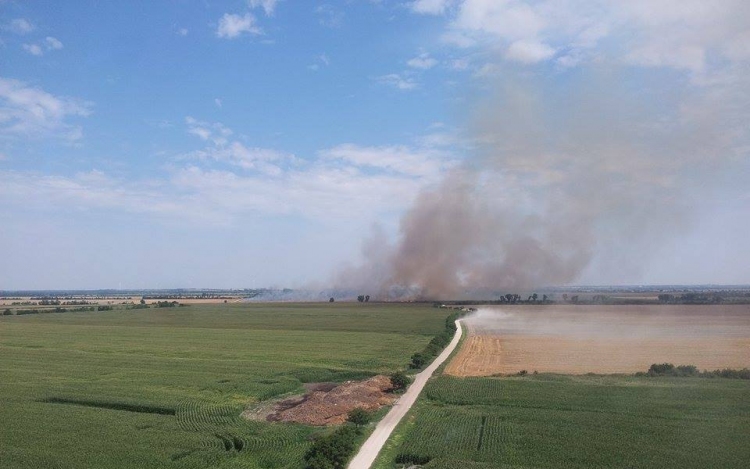 Traktor bálázója okozott tüzet 10 hektáron Pér és Mezőörs között