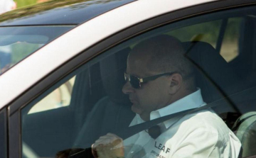 Vakon vezetett autót a Balatonnál