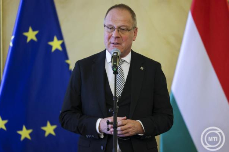 15 százalékkal emelkedik a bére minden kormánytisztviselőnek, aki a területi közigazgatásban dolgozik