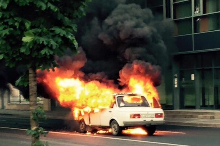 Kiégett egy autó Győrben a Mártírok útján
