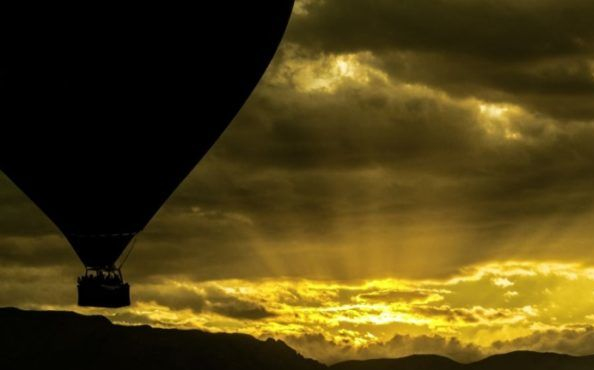 Turistákkal zuhant le a hőlégballon Egyiptomban- Halott is van 