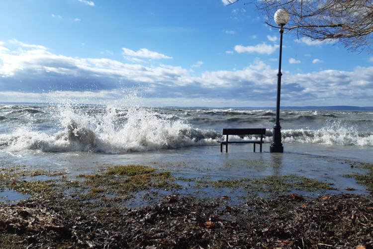 Átlökte a szélvihar a Balaton vizét a keleti medencébe 