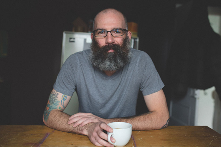 Kisfia rajzait tetováltatja magára az apuka 