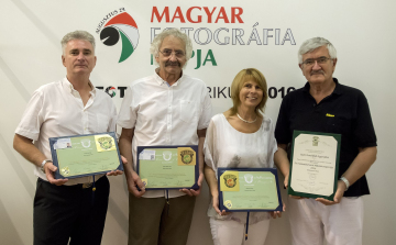 A Győri Fotóklub Egyesület nyerte el az Év fotóművészeti Alkotócsoportja Díjat.