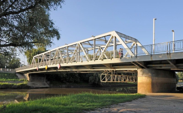 Lezárják a Petőfi híd alatti parkolót