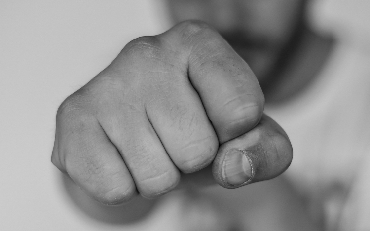 Életveszélyesen megsebesítette egy soproni szórakozóhely tulajdonosát az ittas férfi