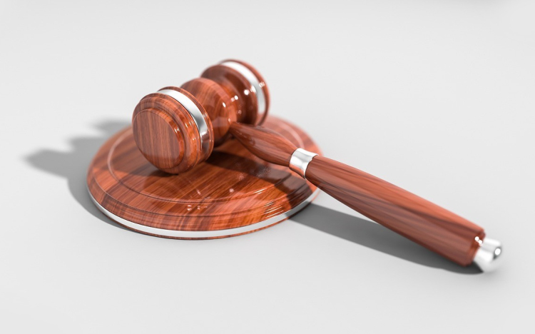 Az alkalmazott csapta be a biztosítót